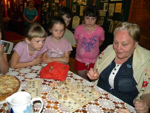 Мирную послевоенную жизнь символизировали  бабушка Лариса с внучкой, игравшие в лото
