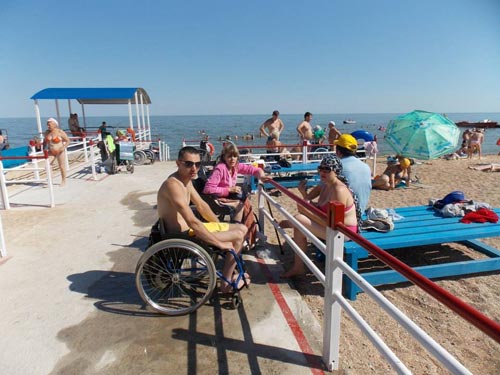 А вот и конечная цель – новый пляж. Инвалидные организации вместе со спасателями разработали и утвердили правила поведения на пляже людей с ограниченными физическими возможностями. «Находиться в воде инвалиды могут только в сопровождении, это может быть их родственник или знакомый, либо спасатель