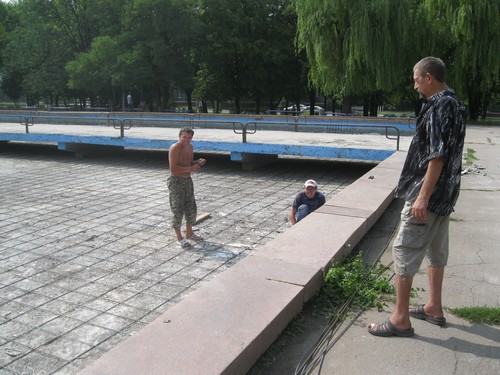 Евгений и Алексей спешат побыстрее закончить работы, чтобы ко Дню города фонтан заработал