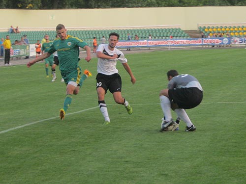 Штогрину не дает прорваться к воротам защитник Нефтника, а на мяче Вокальчук