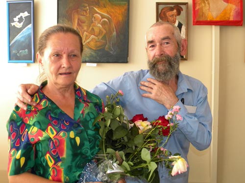 Цветы, которые ему подарили,  Иван Борисов передал своей супруге Светлане Васильевне