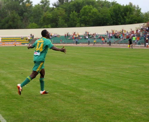 Сангаре бежит к боельщикам Сангаре бежит к боельщикам