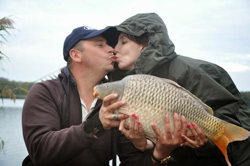 Все больше женщин разделяют увлечение своих мужчин рыбалкой. Кто сказал, что рыбалка – это не романтично?