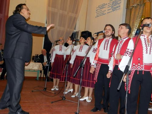 Руководитель Театра песни «Краматорские ребята и девчата» Виктор Герасимов на юбилей родной школы подарил несколько песен в исполнении своего коллектива 