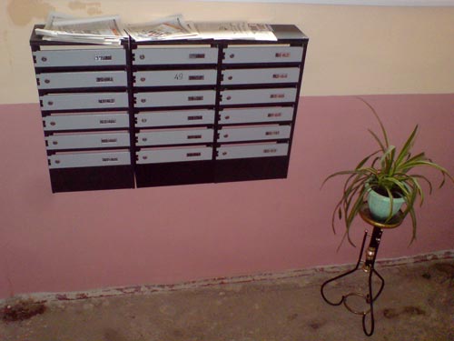 В подъездах дома №21 установили даже такую экзотику для Краматорска как новые почтовые ящики 