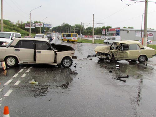 В сентябре на улице Орджоникидзе произошло лобовое столкновение двух автомобилей. В этой аварии люди чудом остались живы