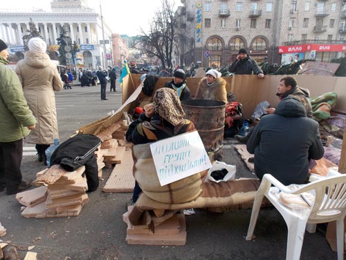 Бомжи, которых на Майдане в эти дни было немерено, красуются в утепленном виде – хоть кого-то революционный дух спасет от обморожений