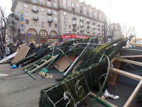 При укреплении баррикад была использована значительная часть конструкций для катка и новогодней елки, из-за установки которых в ночь на субботу «Беркут» разогнал митингующих с площади